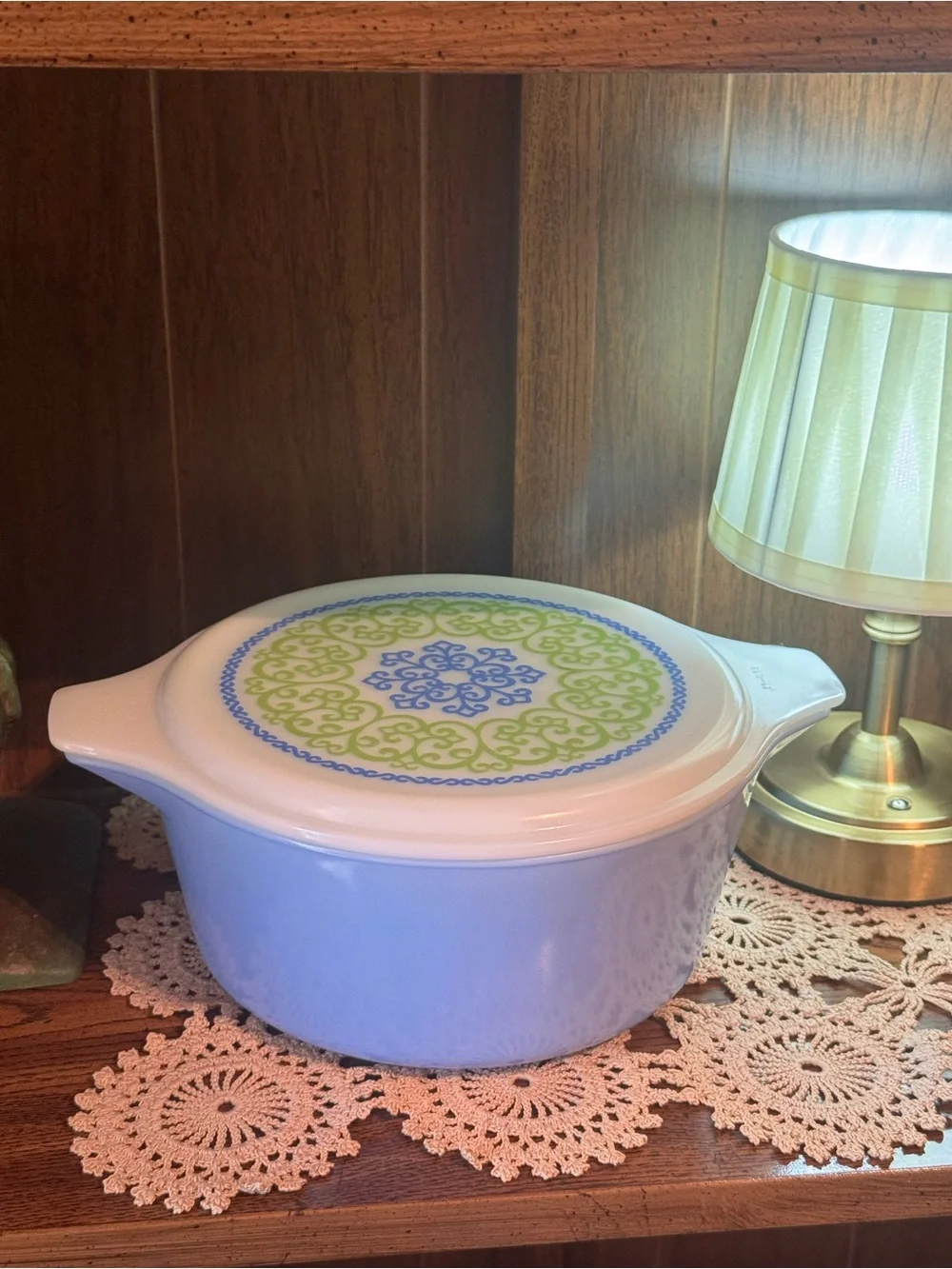 Vintage Rare Pyrex Ocean Filigree 2.5qt casserole dish with lid